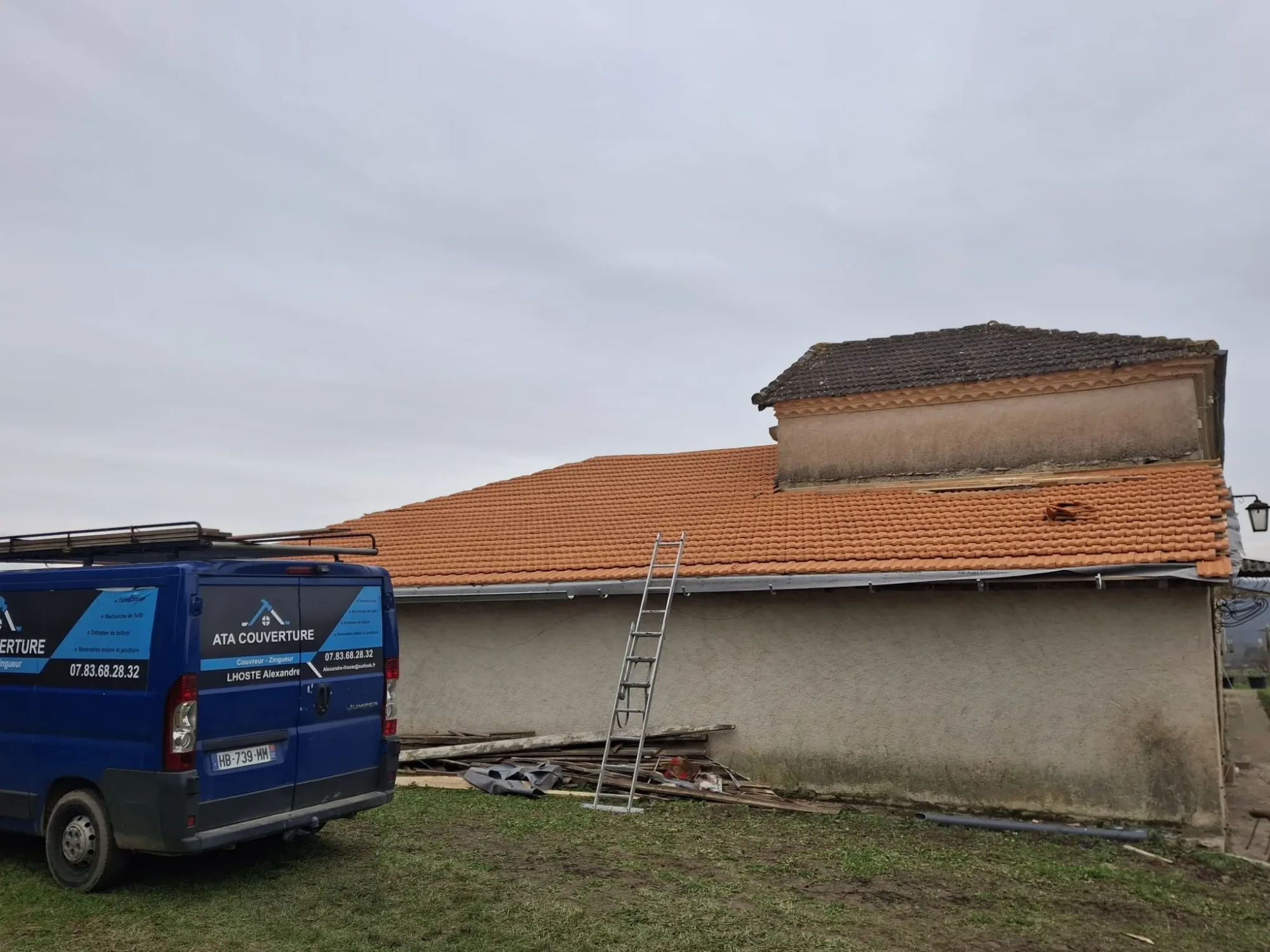 artisan couvreur Auch proposant couverture, zinguerie et carport en bois avec accompagnement personnalisé et finitions soignées