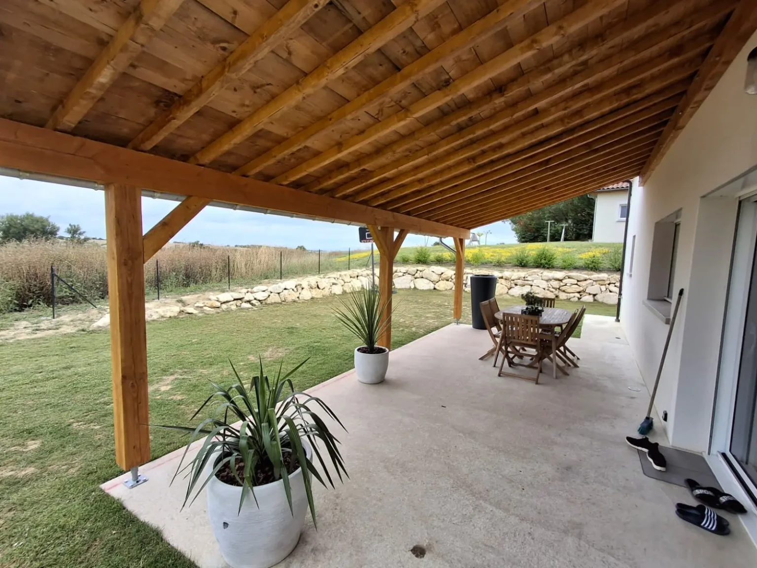 carport en bois Auch servant d’abri voiture ou de terrasse couverte pour créer un espace extérieur confortable et protégé