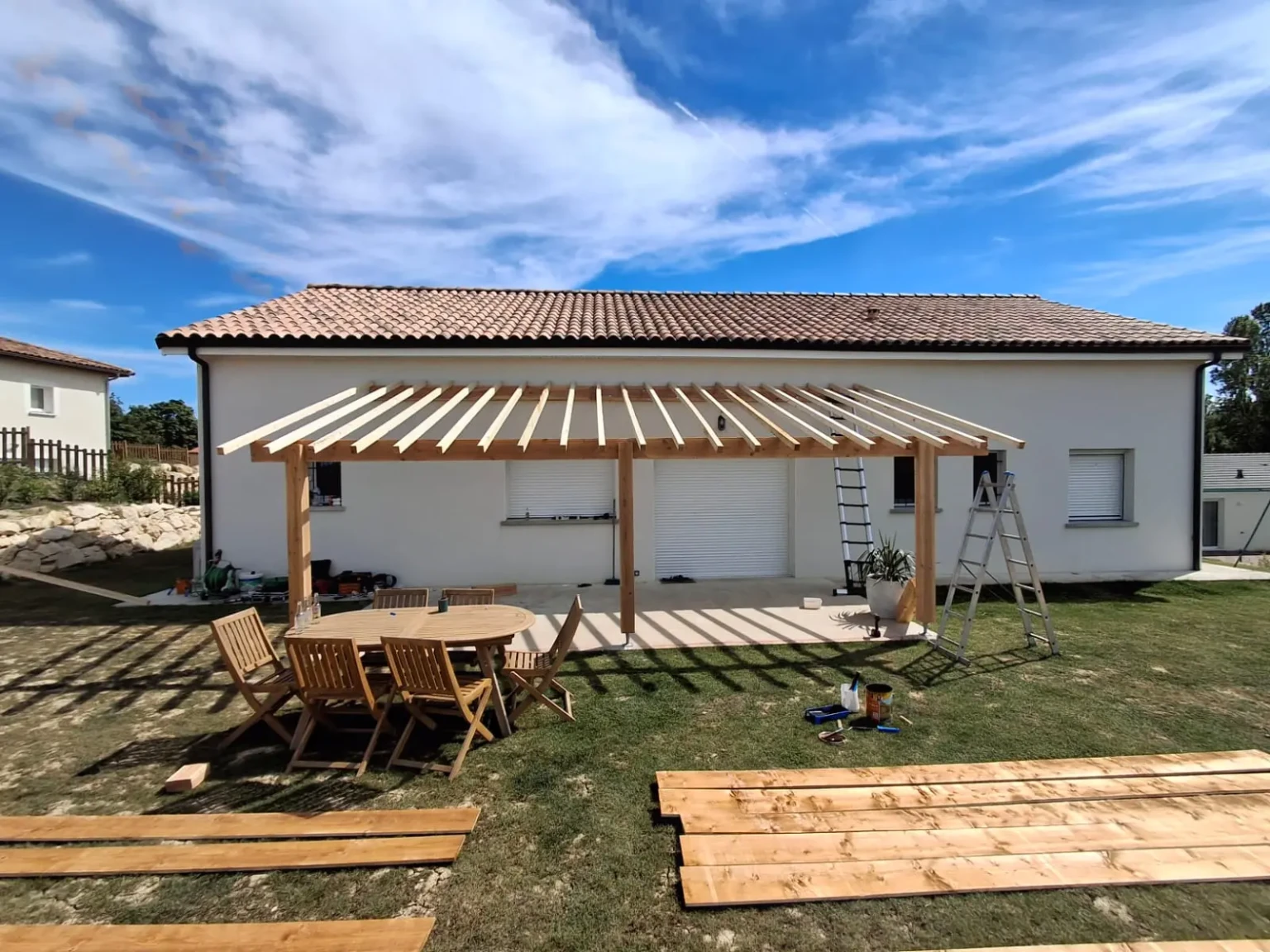 carport en bois Auch sur mesure avec dimensions et implantation étudiées pour s’adapter au terrain et à l’architecture de la maison