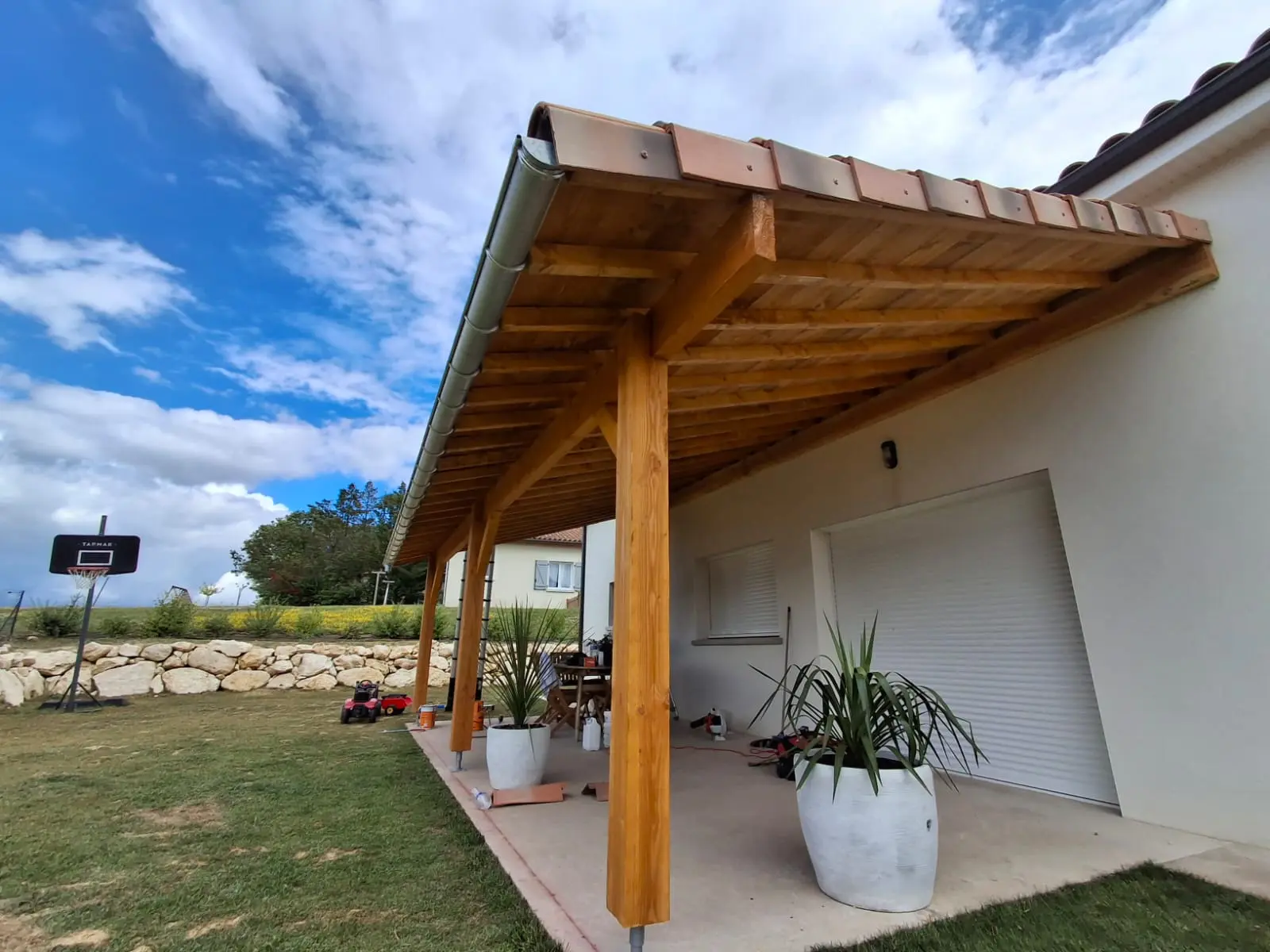 carport en bois Auch permettant de protéger un véhicule et de créer un espace extérieur couvert durable et esthétique
