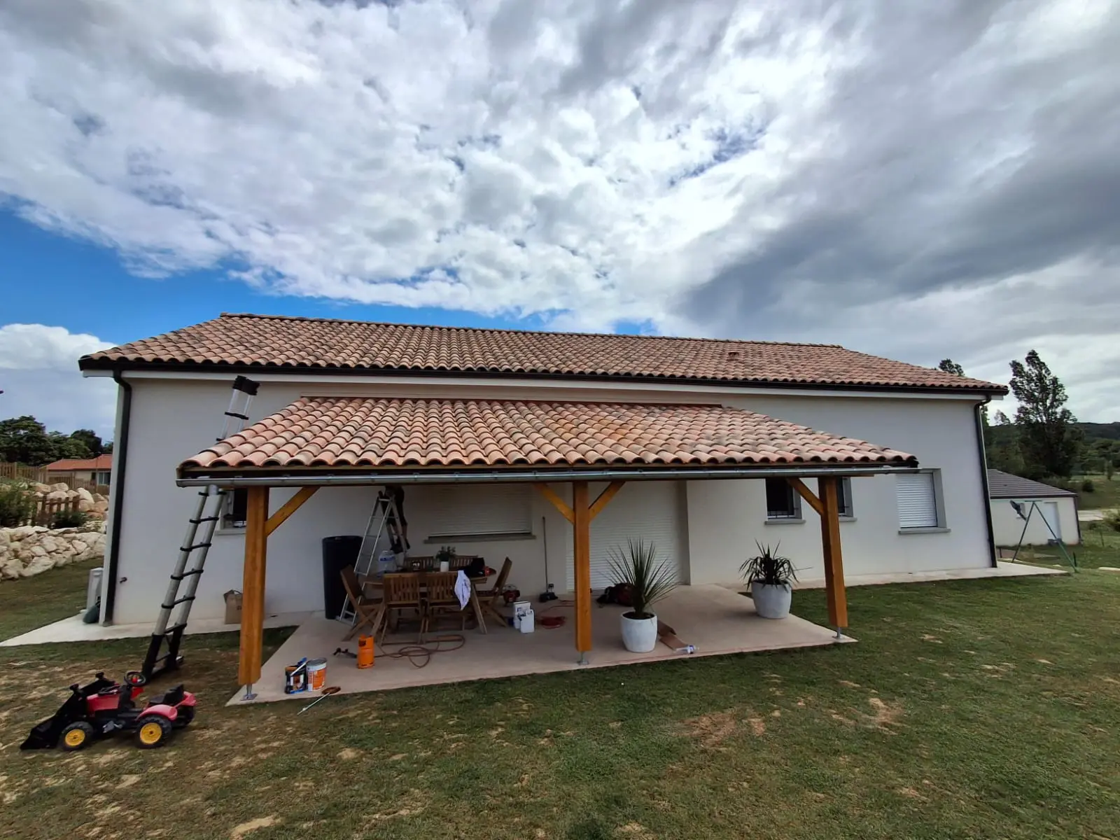 carport en bois Auch améliorant l’esthétique extérieure et apportant une plus-value immobilière grâce à un aménagement fonctionnel