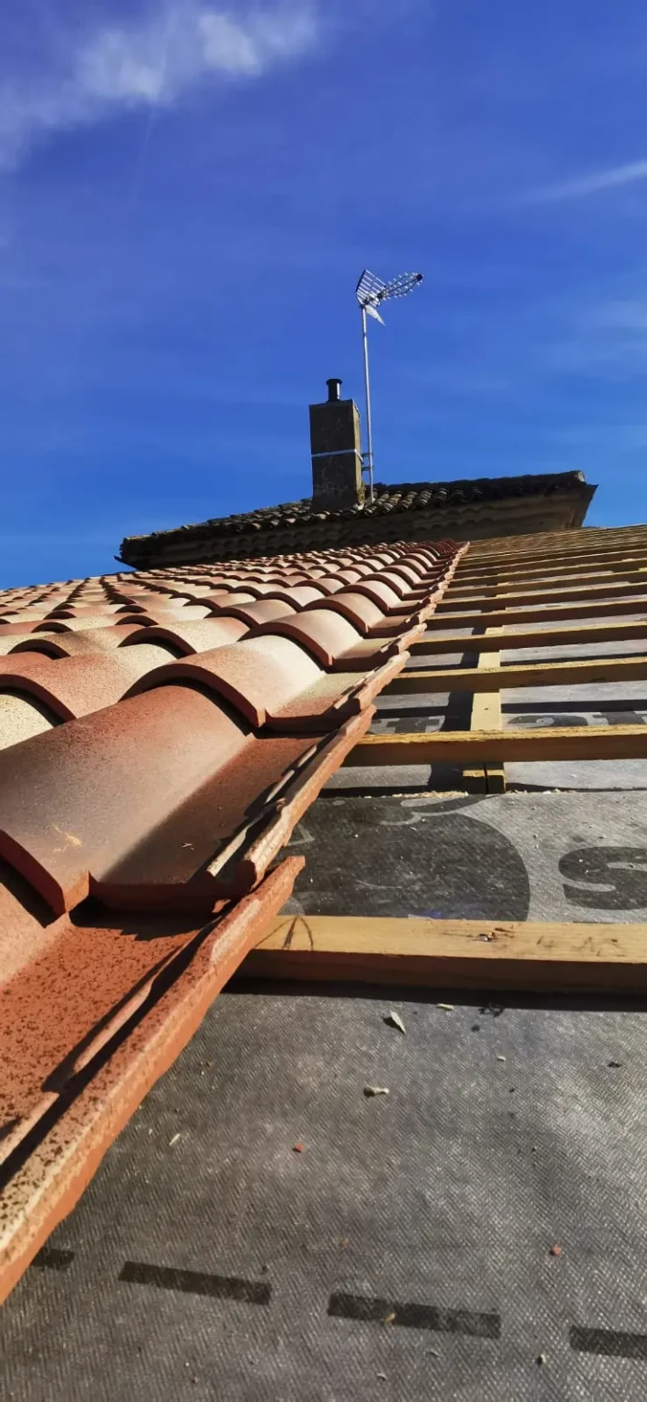 rénovation toiture Auch permettant de protéger la maison, améliorer l’isolation et prévenir les dommages structurels liés aux infiltrations