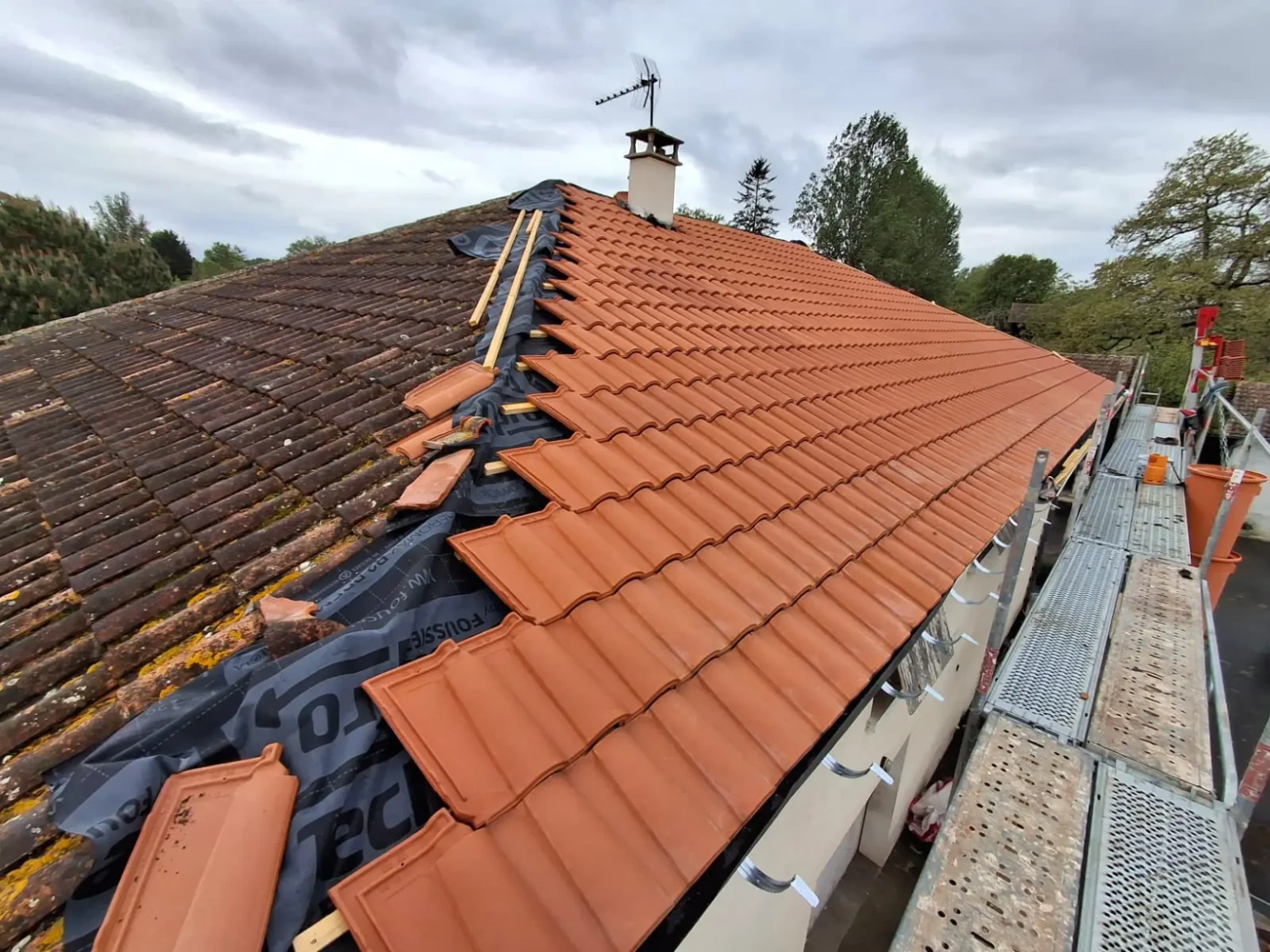 rénovation toiture Auch avec reprise de l’étanchéité, contrôle de la charpente et remplacement des éléments usés pour une couverture durable