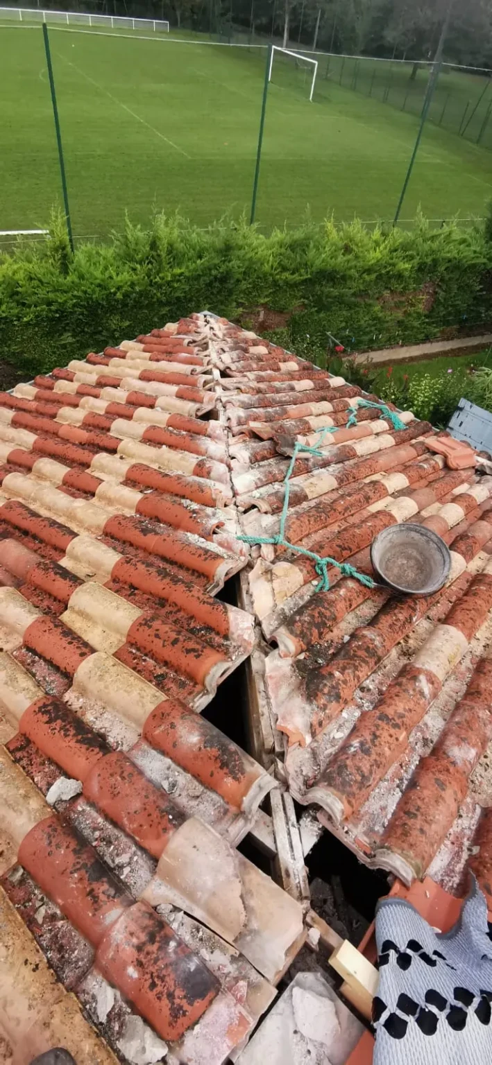 rénovation toiture Auch incluant réparation de tuiles, faîtage et éléments défectueux pour stopper les infiltrations et protéger le bâtiment