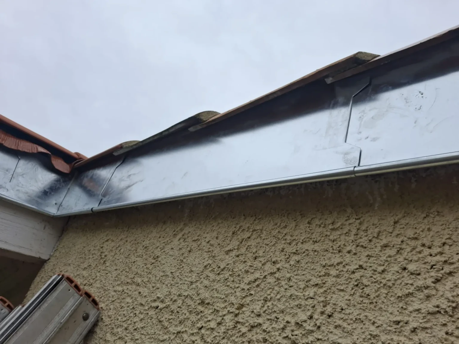 zingueur Auch réalisant des habillages zinc sur mesure pour rives et bandeaux afin de renforcer l’étanchéité et l’esthétique de la toiture