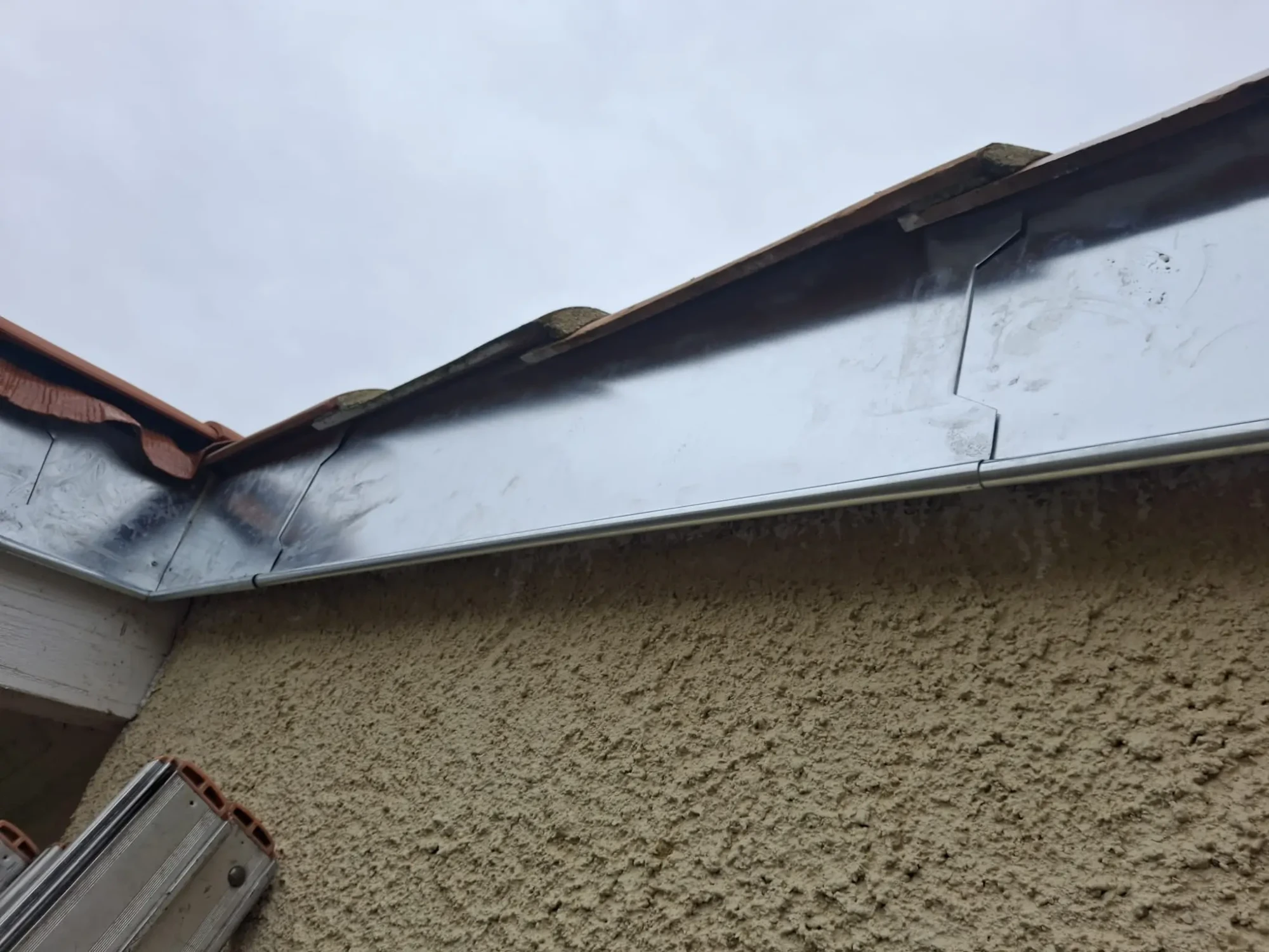 zingueur Auch réalisant des habillages zinc sur mesure pour rives et bandeaux afin de renforcer l’étanchéité et l’esthétique de la toiture