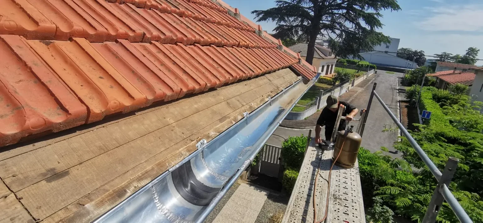 zingueur Auch assurant la pose et le remplacement de gouttières pour une évacuation efficace des eaux pluviales et une protection durable de la toiture
