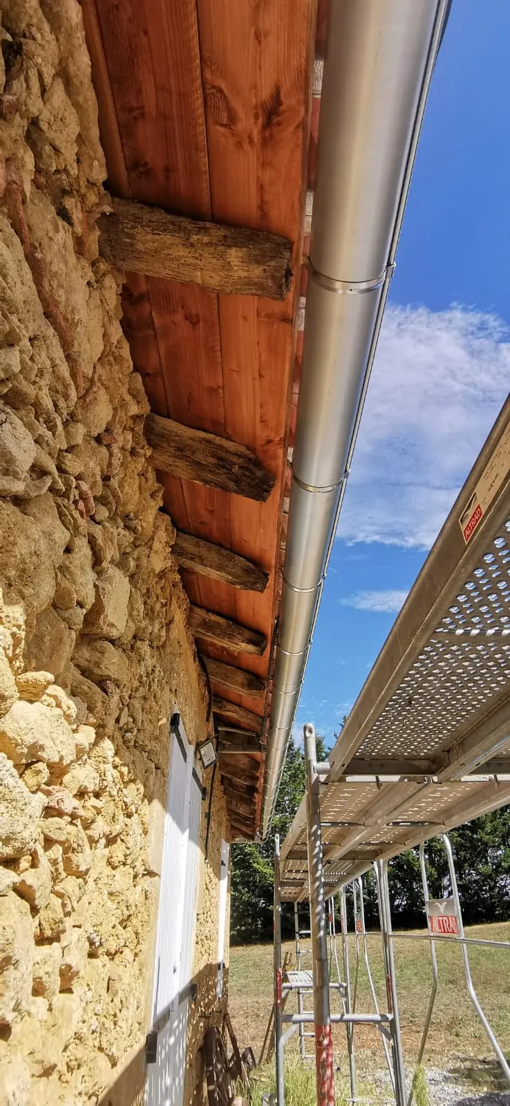 zingueur Auch intervenant pour protéger la toiture grâce à des travaux de zinguerie assurant une gestion optimale des eaux pluviales