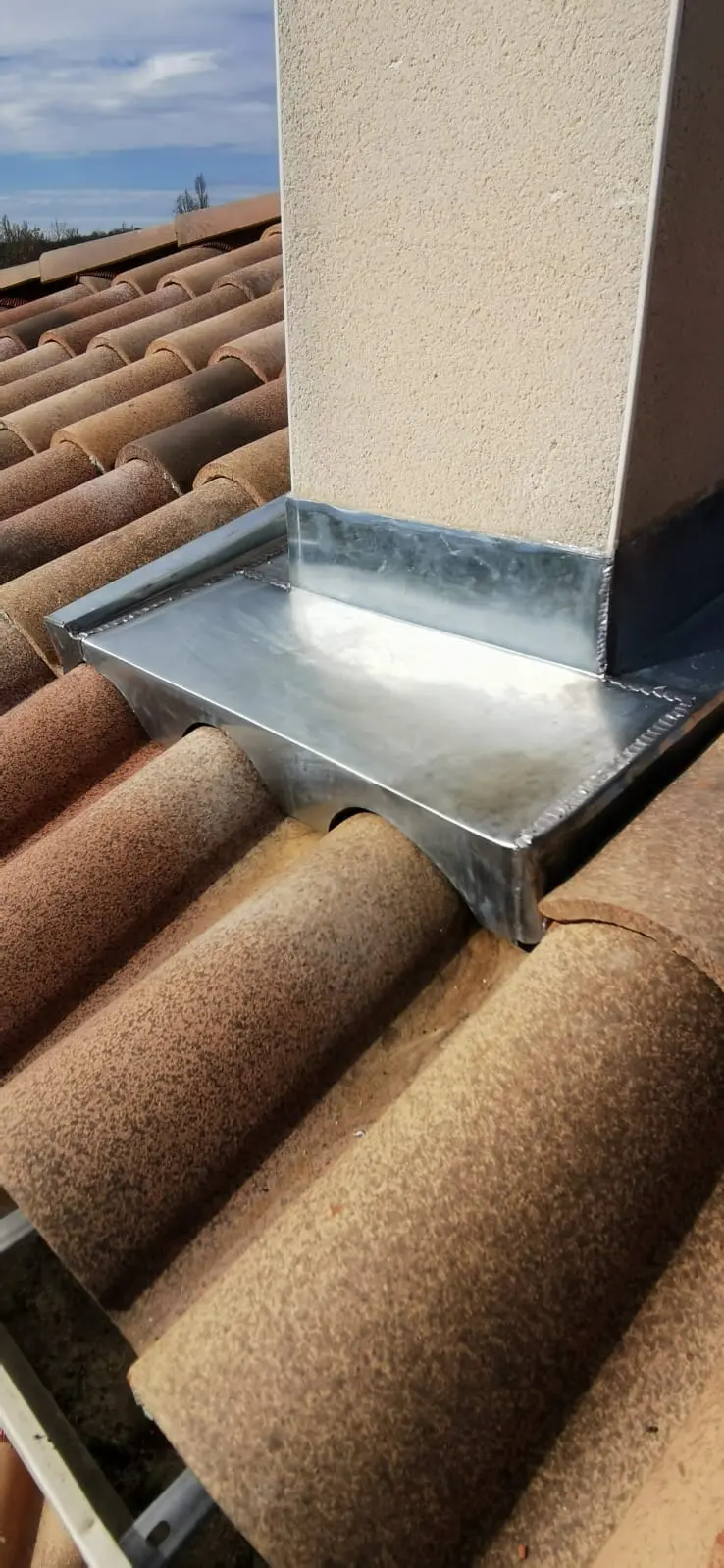 zingueur Auch expert en zinguerie toiture avec pose de raccords zinc, noues et finitions assurant une étanchéité durable de la couverture